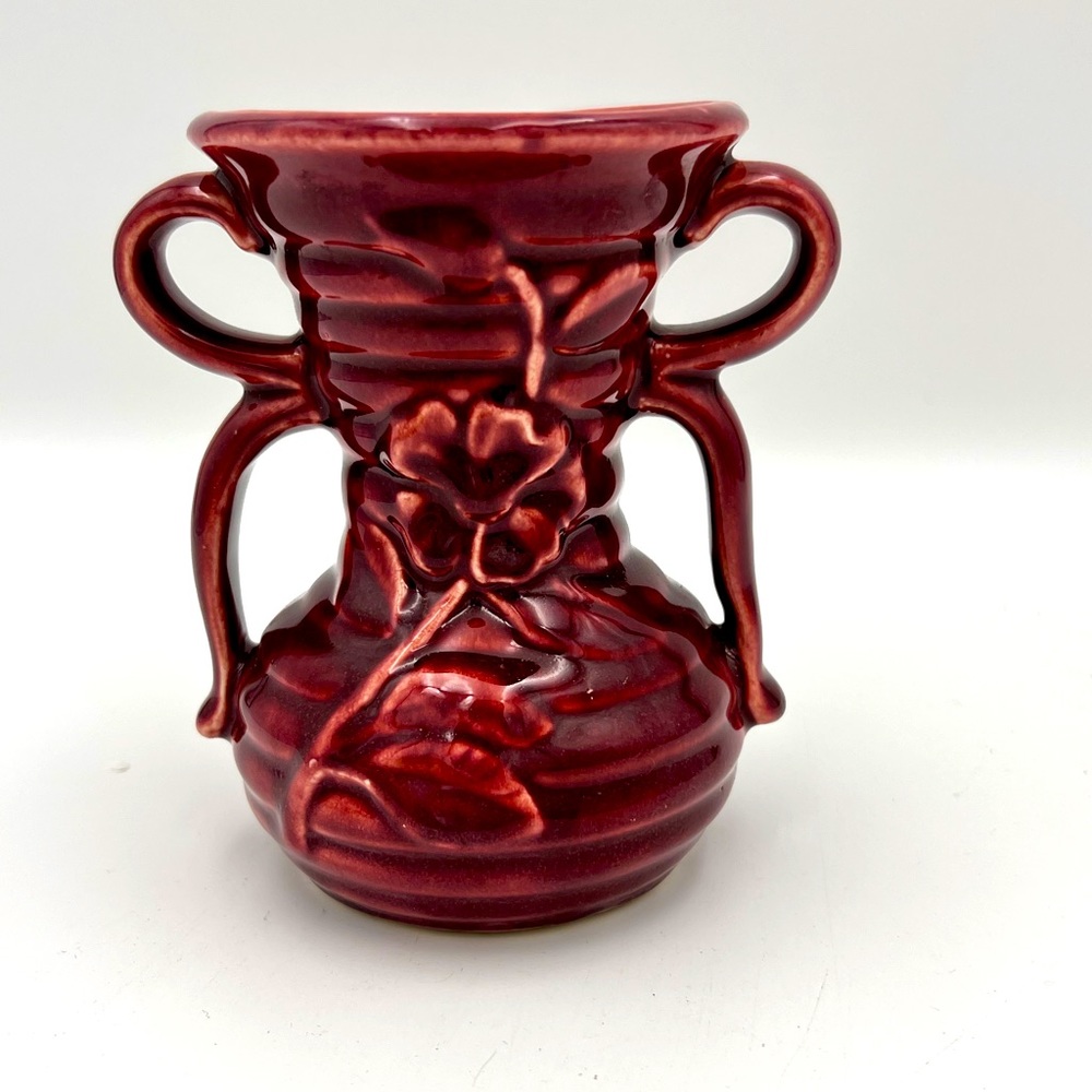 VINTAGE SHAWNEE POTTERY BURGUNDY DOUBLE HANDLE VASE With FLOWER DESIGN. No chips